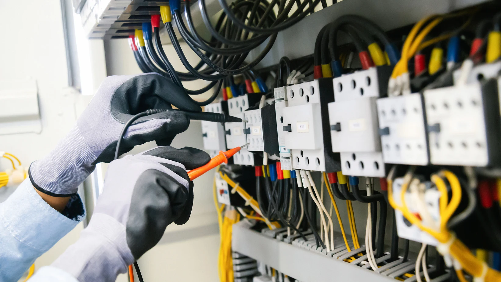 Detalle de componentes de distribución eléctrica